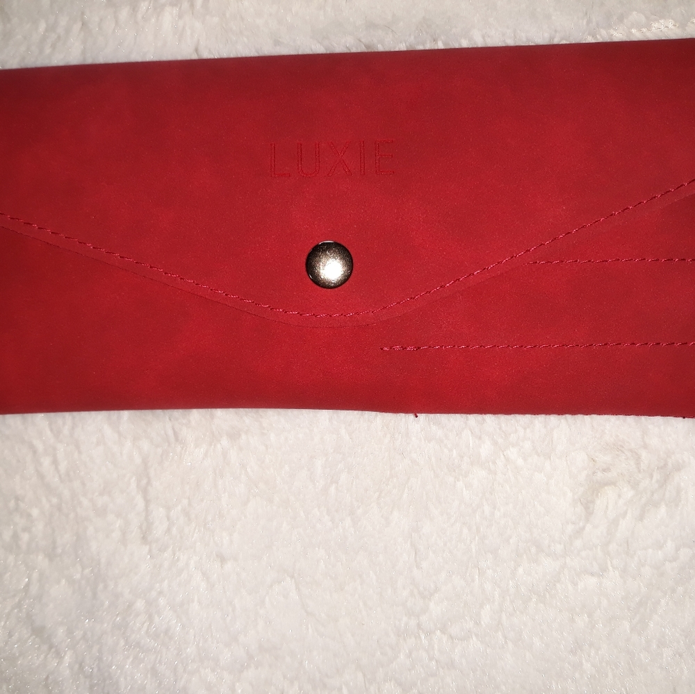Luxie - Picture 2 of 3